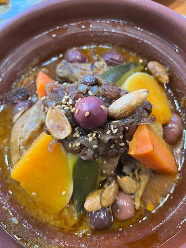 Tajín de xai amb verdures, te de menta marroquí i patates fregides