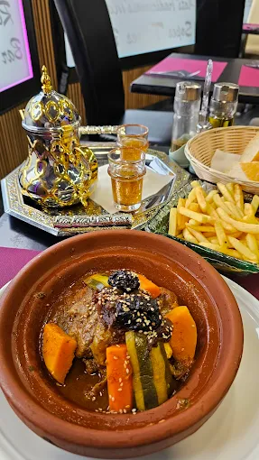 Tajín de xai amb prunes i ametlles